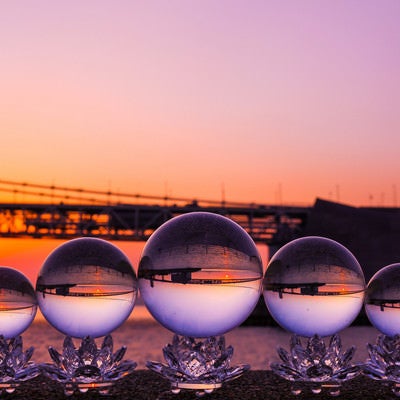 沈む夕日と水晶球の写真