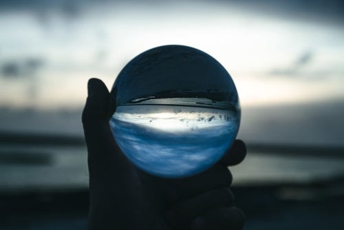 日没の浜辺とガラス玉の写真