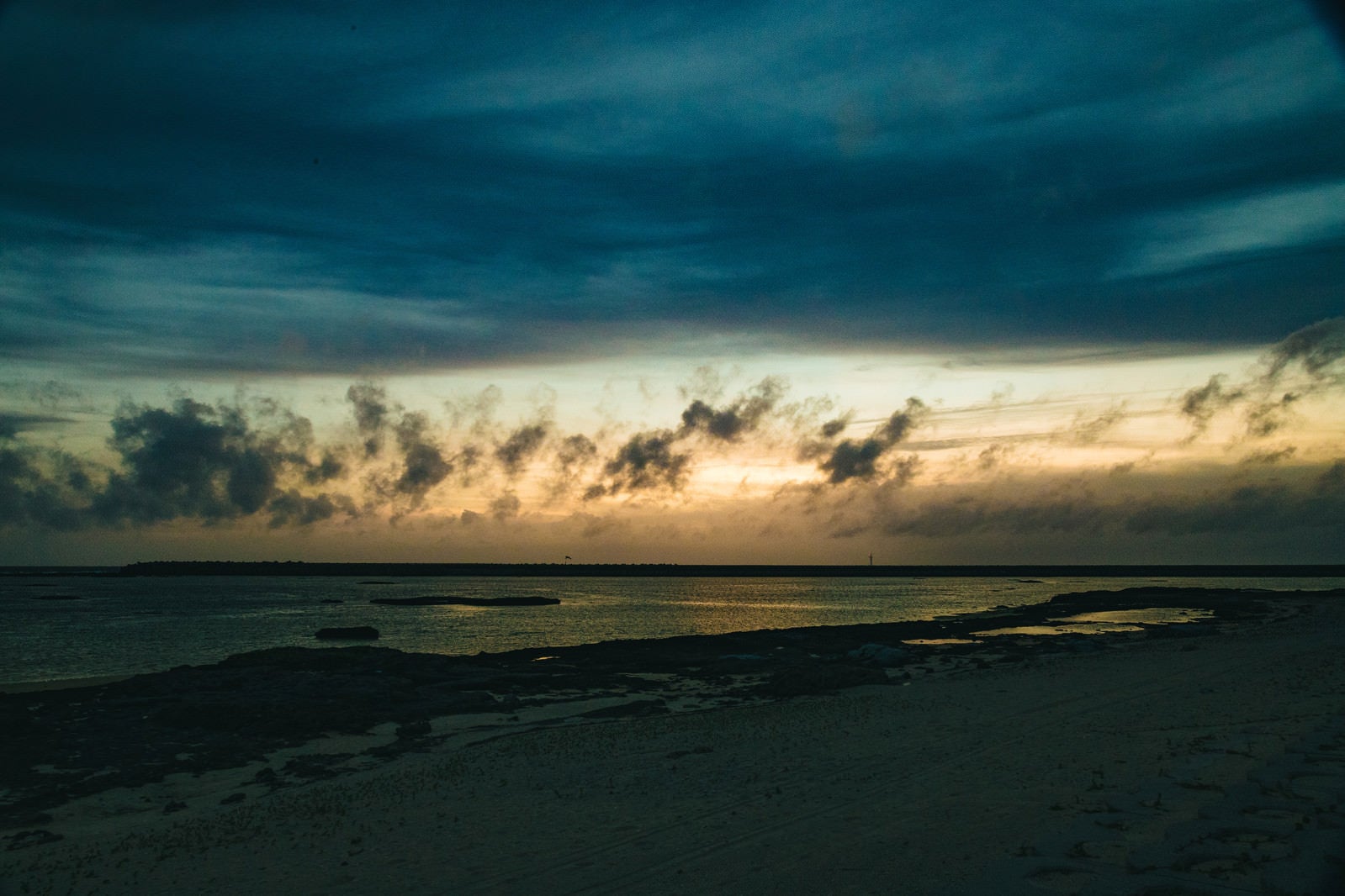 「日没に焼ける空と海」の写真