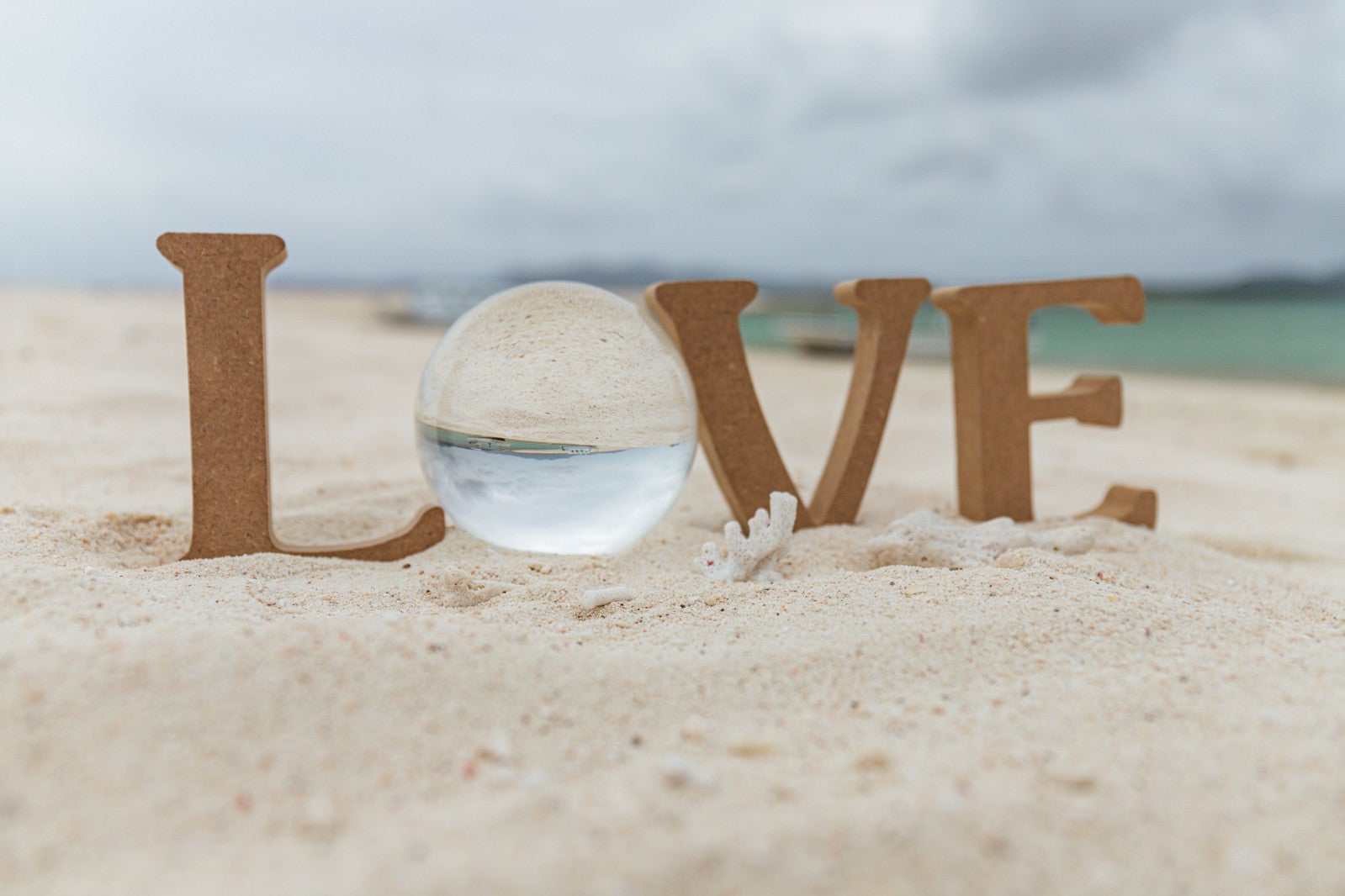 「砂浜に置いたLOVEとガラス玉」の写真