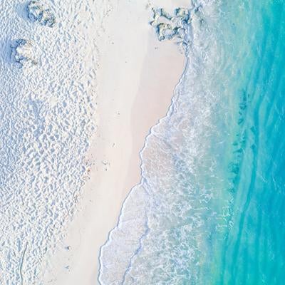 宮古島の白い砂浜と澄んだ海を真上から撮影の写真