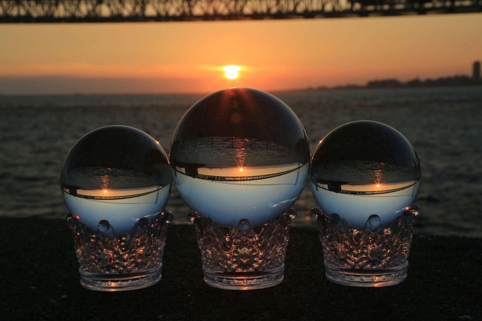 「沈む夕日と水晶玉」の写真