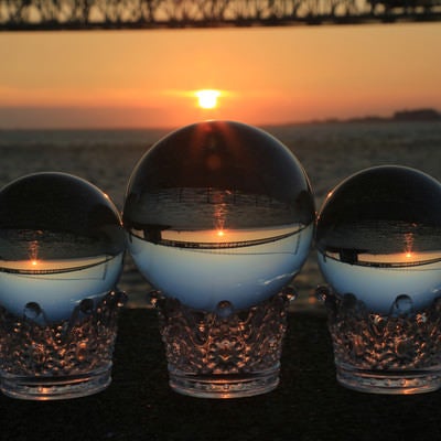 沈む夕日と水晶玉の写真