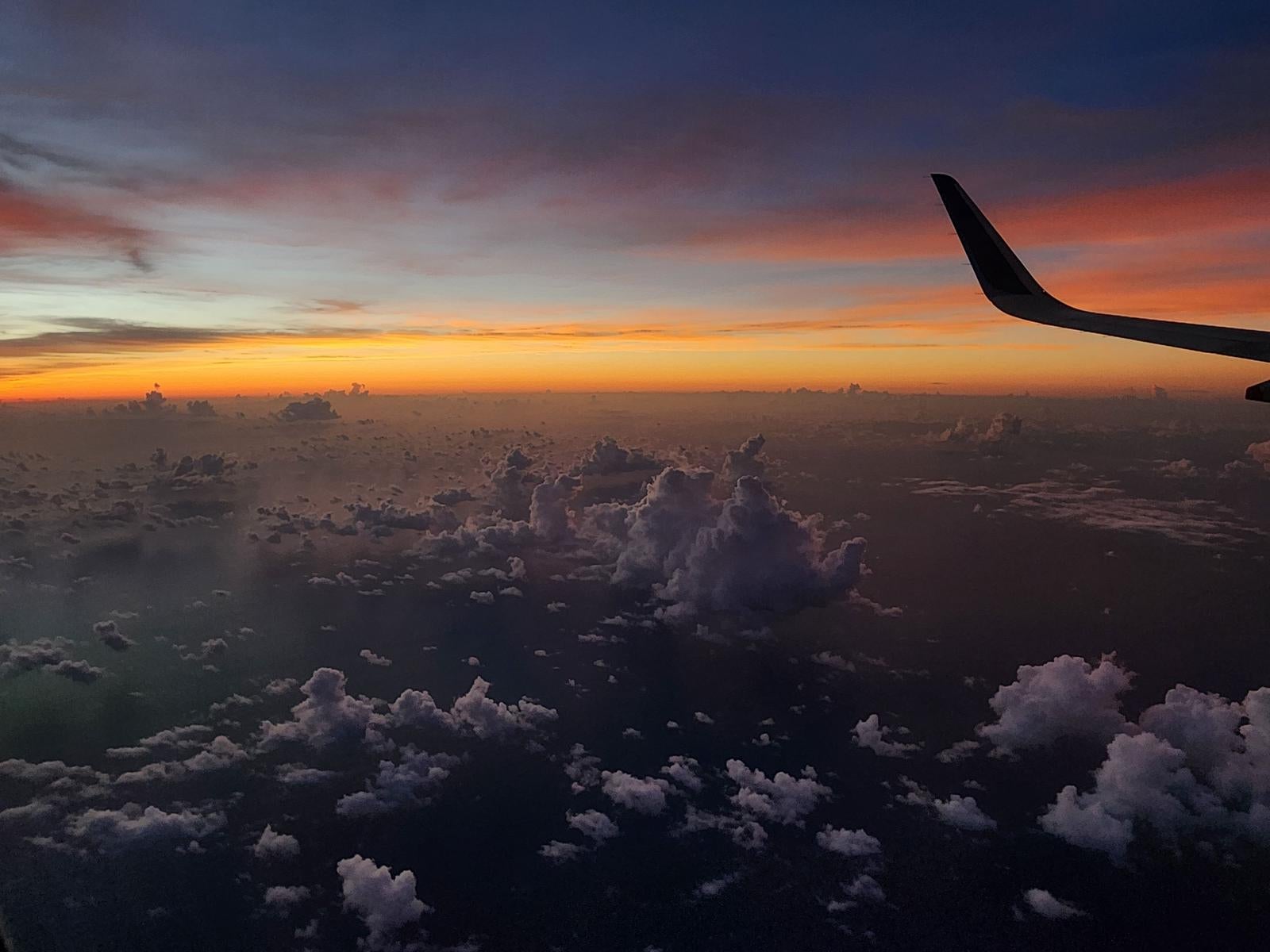 「雲の上で迎える心奪われるサンセット」の写真