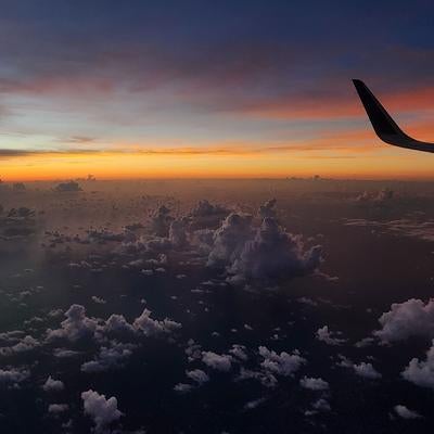 雲の上で迎える心奪われるサンセットの写真