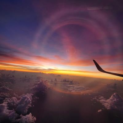 飛行機の窓から見る夕焼けの奇跡の写真