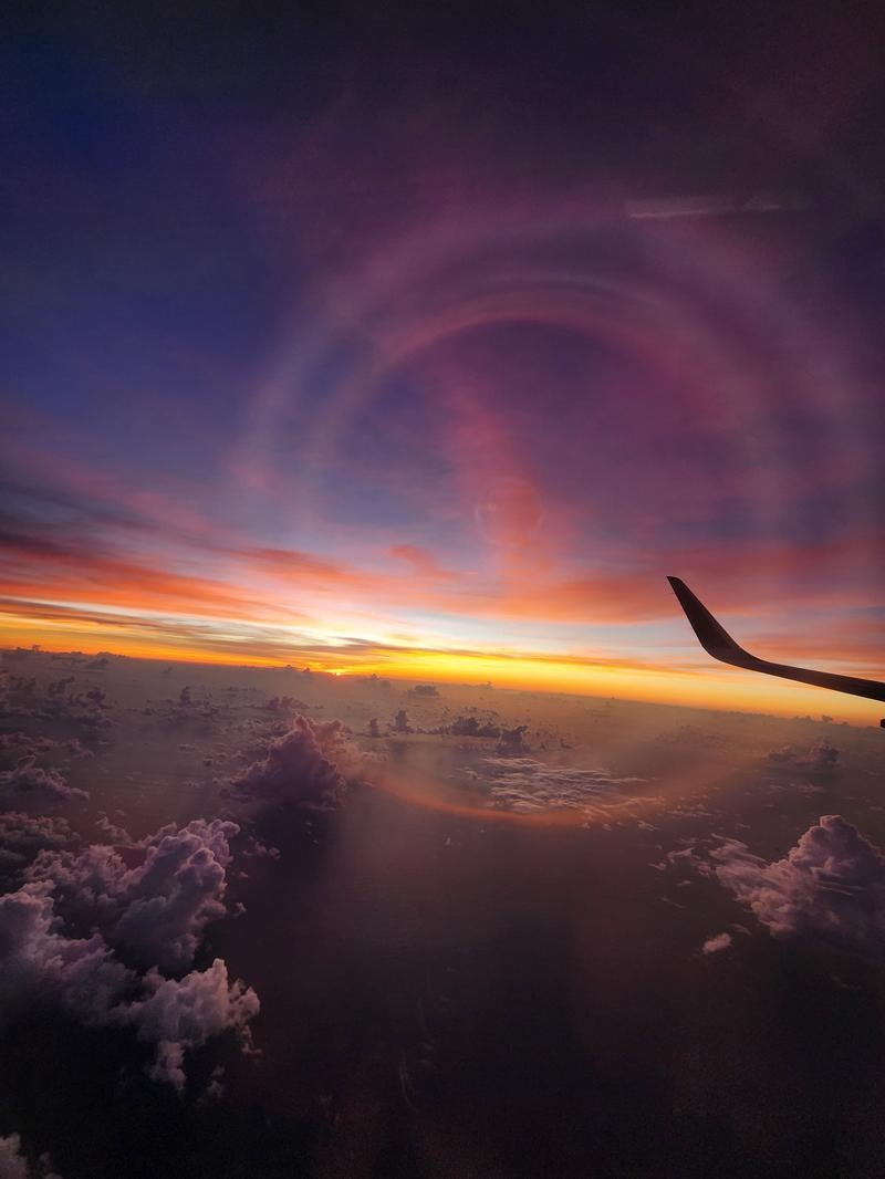 「飛行機の窓から見る夕焼けの奇跡」の写真