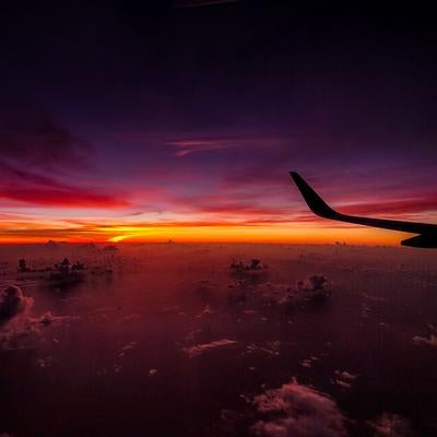 飛行機から望む壮大な夕暮れのパノラマの写真