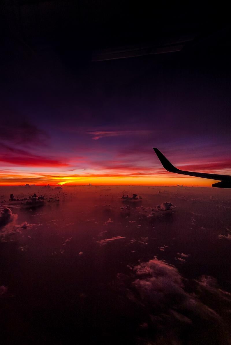 「飛行機から望む壮大な夕暮れのパノラマ」の写真