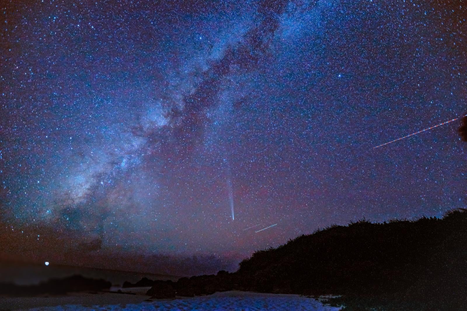 「アトラス彗星&天の川」の写真