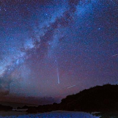 アトラス彗星と天の川が輝く宮古島の夜空の写真