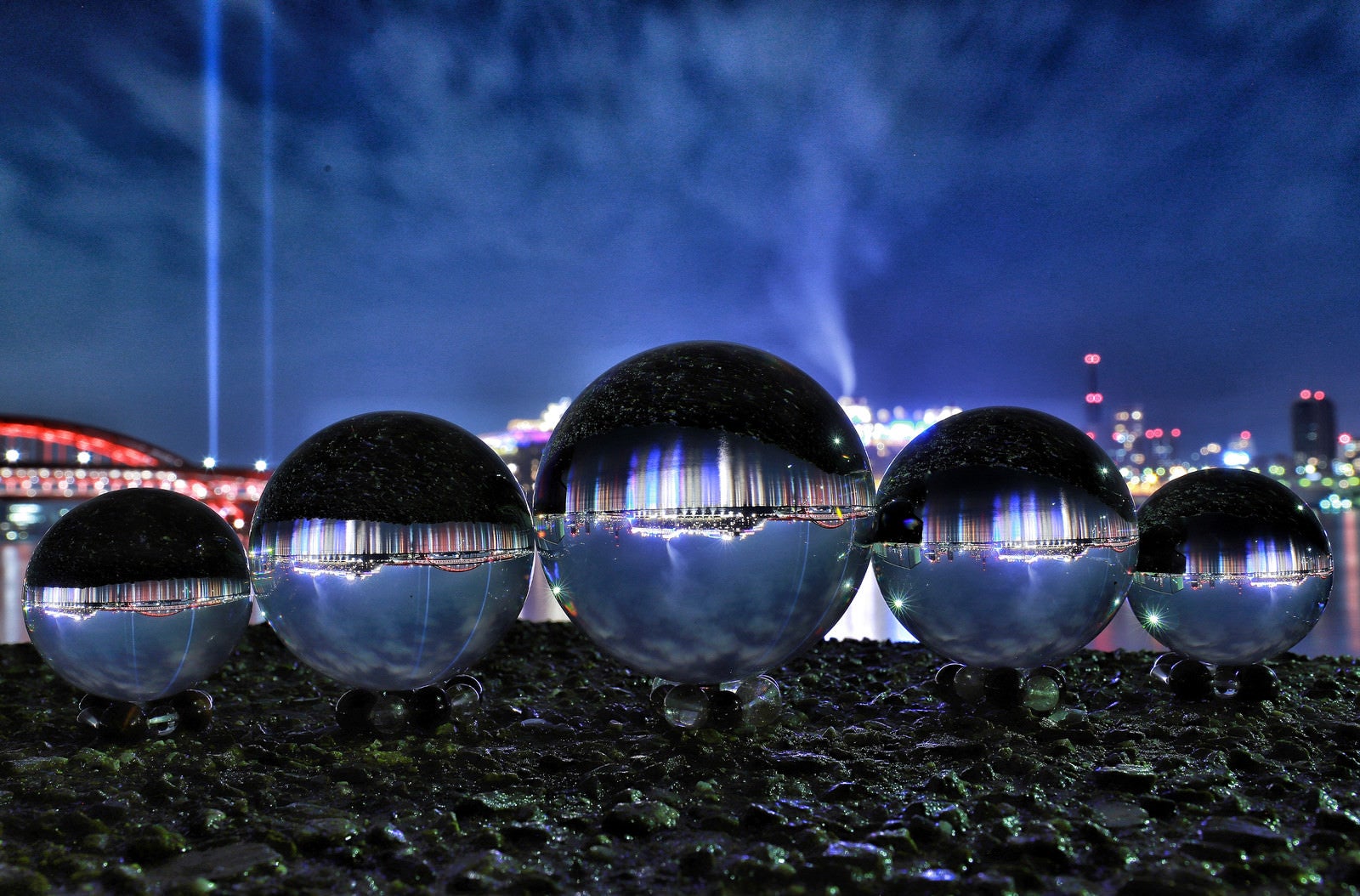 「水晶球から見る夜の旅客船」の写真