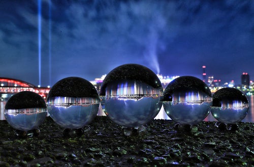 水晶球から見る夜の旅客船の写真
