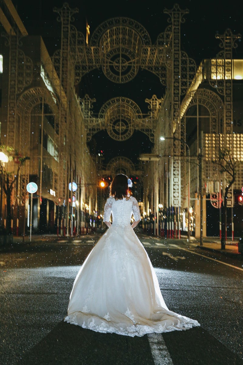 「点灯前の神戸ルミナリエとドレス（鎮魂）」の写真［モデル：モデルリリース］