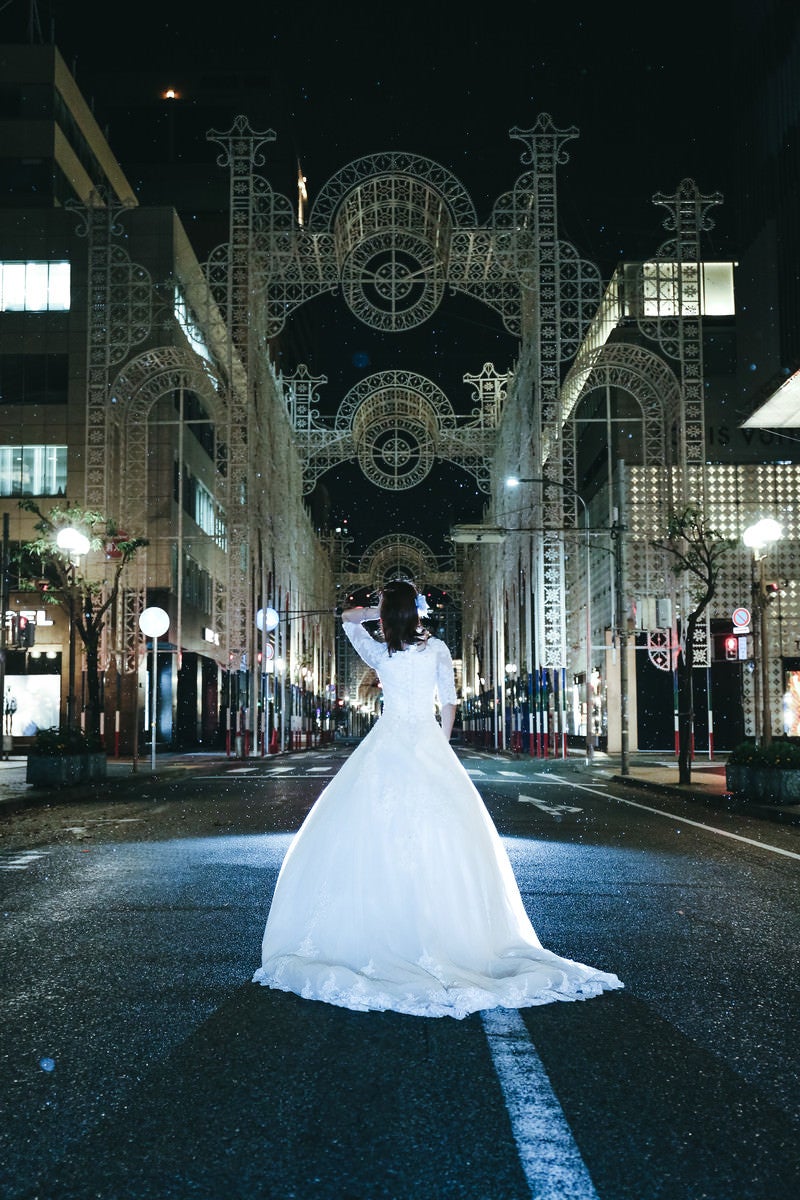 「小雨が降る点灯前の神戸ルミナリエとドレスの女性」の写真［モデル：モデルリリース］