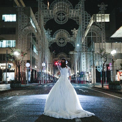 阪神淡路大震災から25年目の点灯前の神戸ルミナリエとドレスの写真