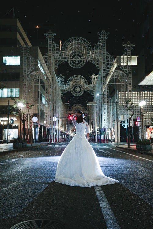 阪神淡路大震災から25年目の点灯前の神戸ルミナリエとドレスの写真