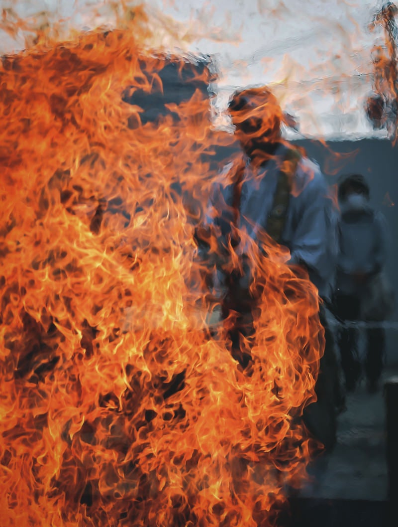 「燃え上がる内護摩の炎」の写真