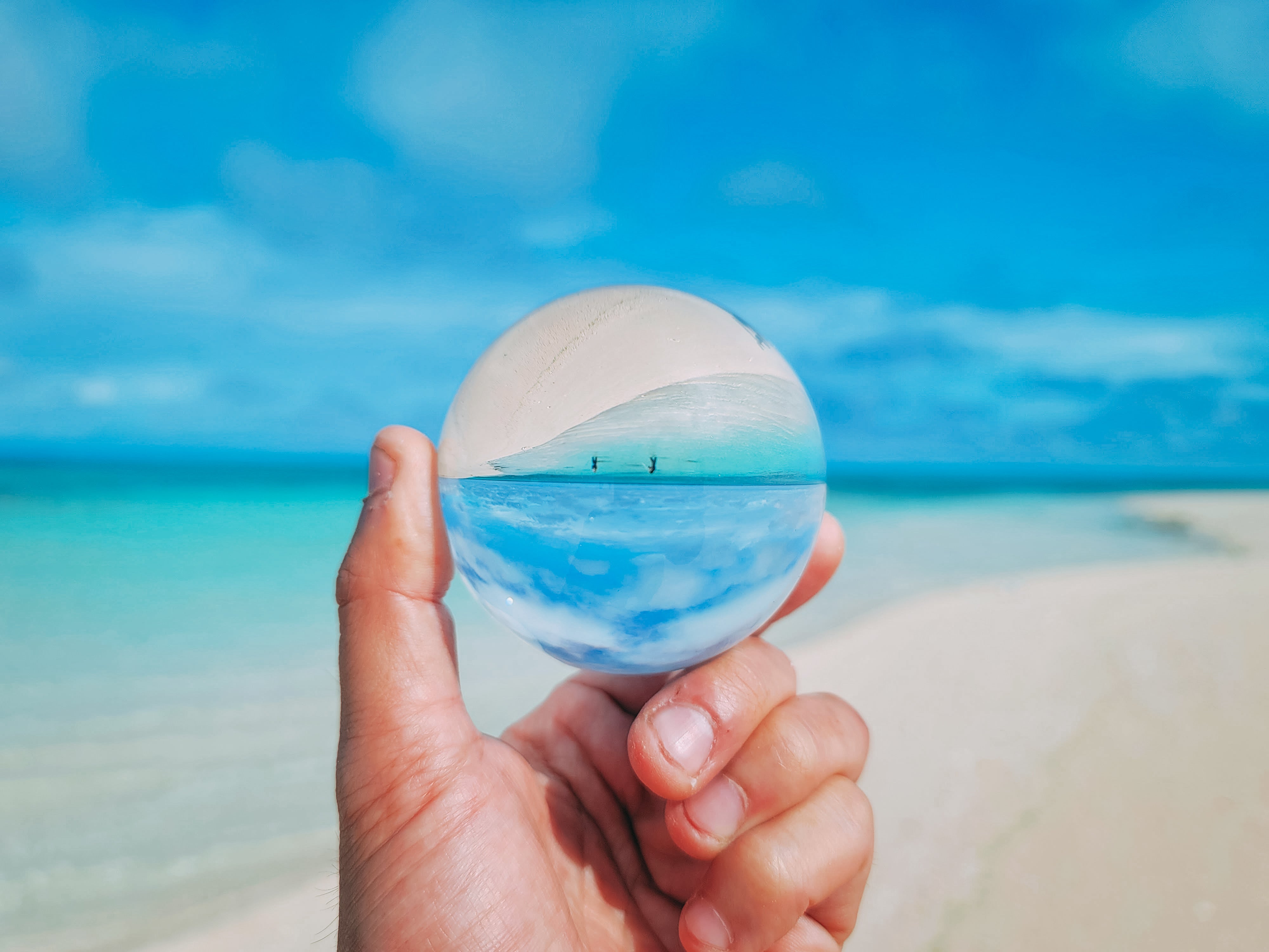 ガラス玉越しに見る南国ビーチの無料の写真素材 - ID.43368｜フリー