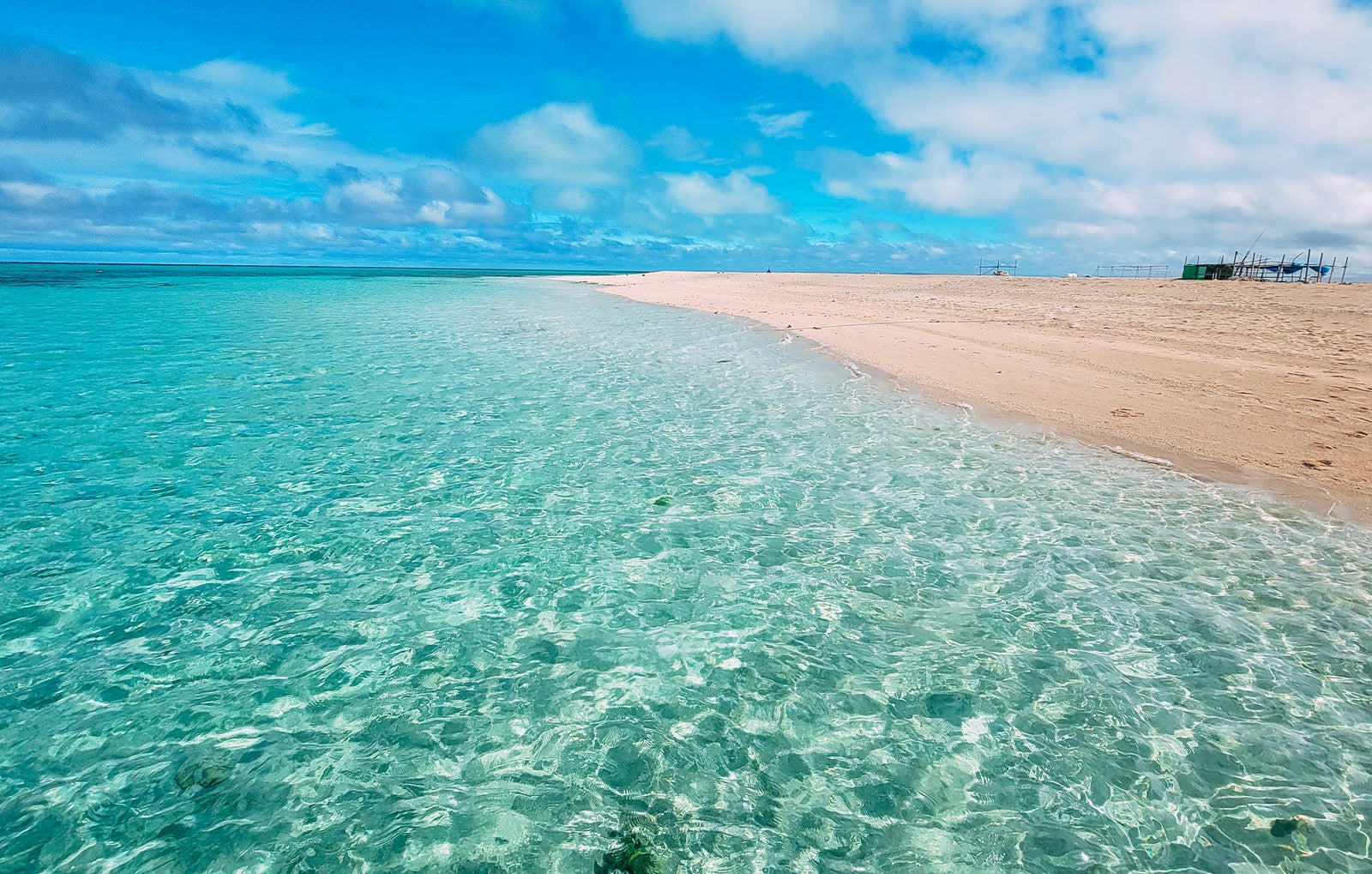 「透明度の高い南国の海と波打ち際の白い砂」の写真