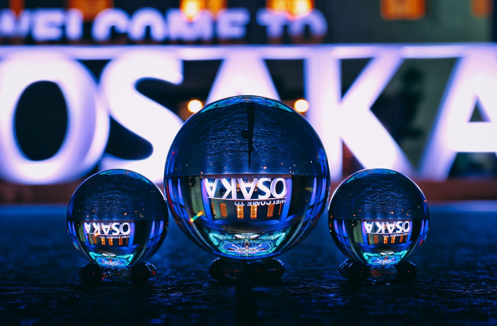 「OSAKAのオブジェ前に並ぶ水晶玉」の写真