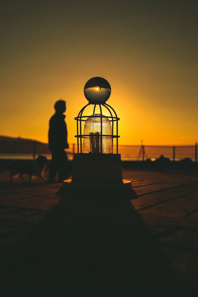 「オブジェの上に置かれたガラス玉と夕暮れ」の写真
