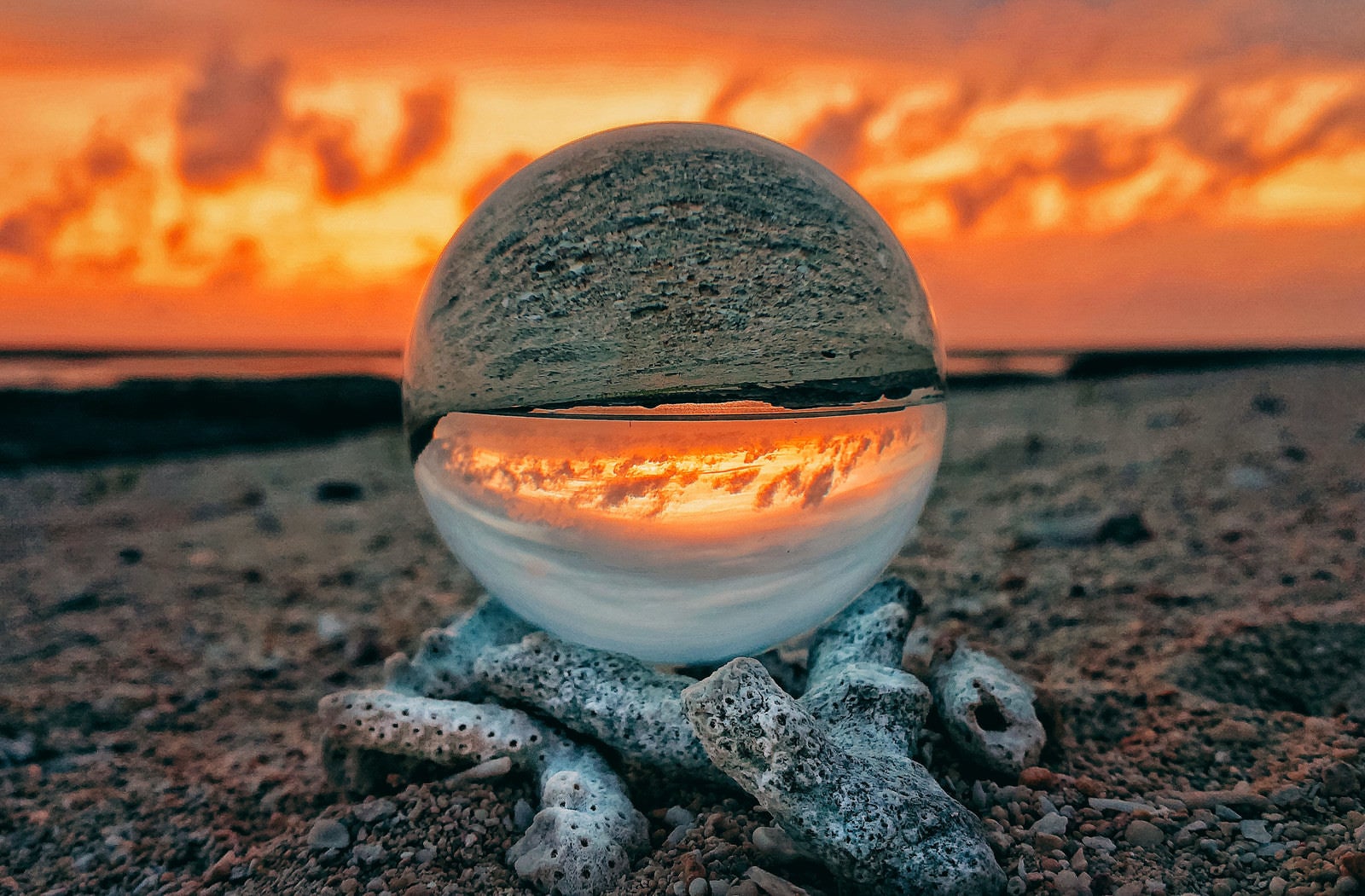 「ガラス玉から見る燃えるような夕焼け」の写真