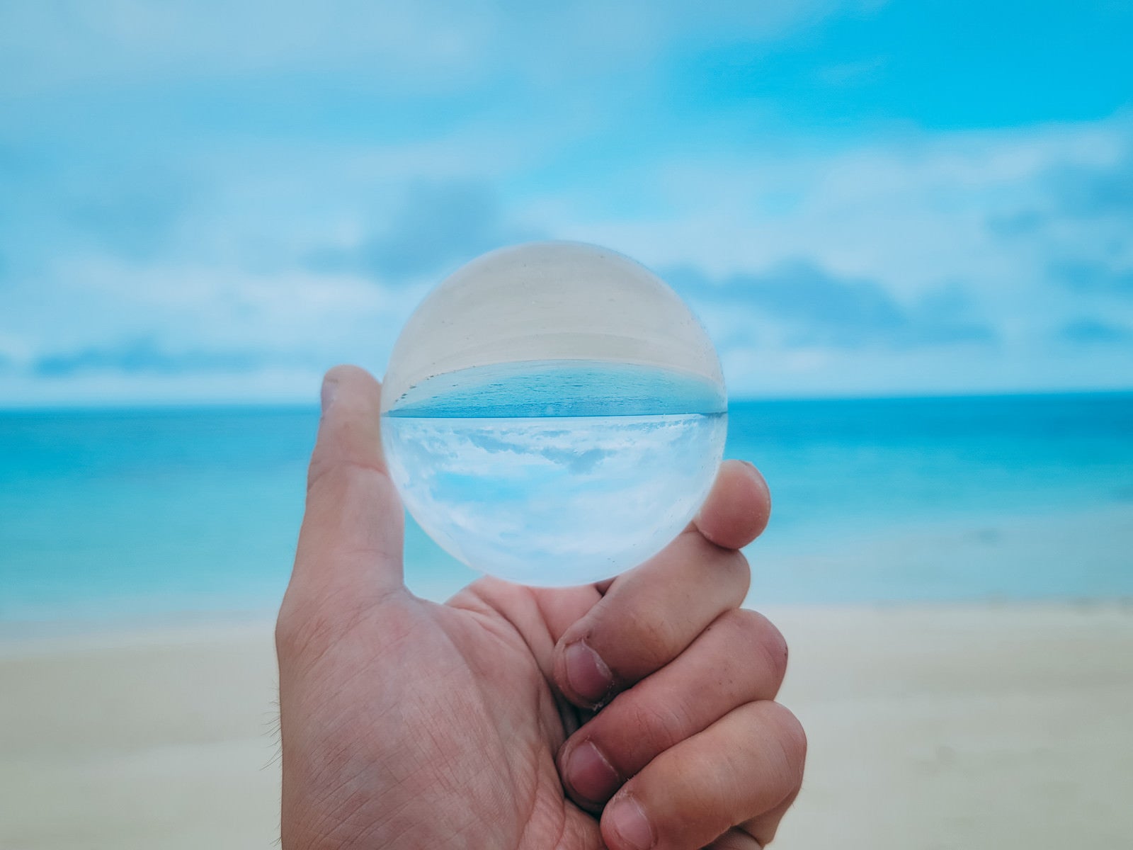 「水晶玉から覗く南国の砂浜」の写真