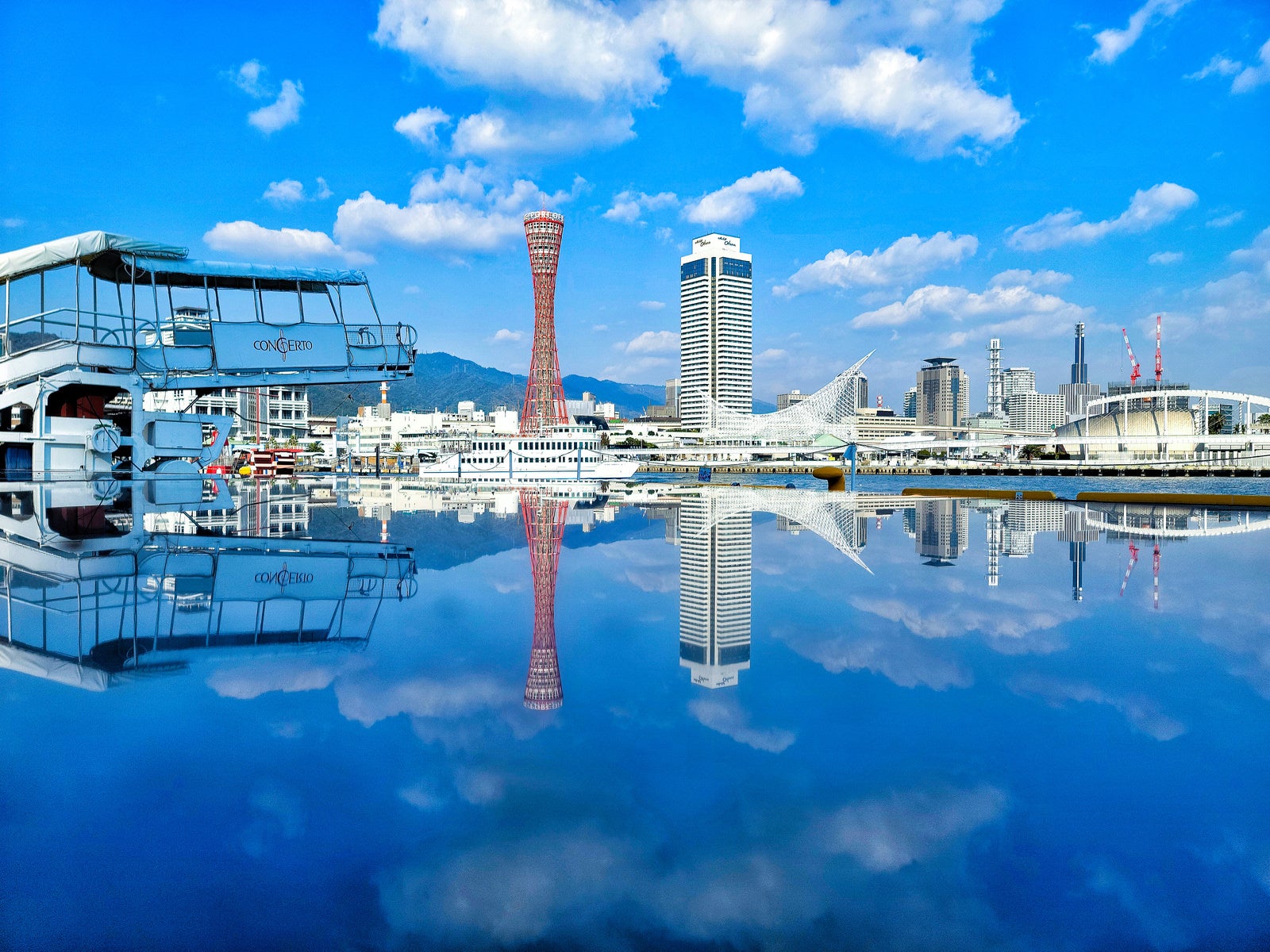 「水鏡に映る神戸のシーエリア」の写真