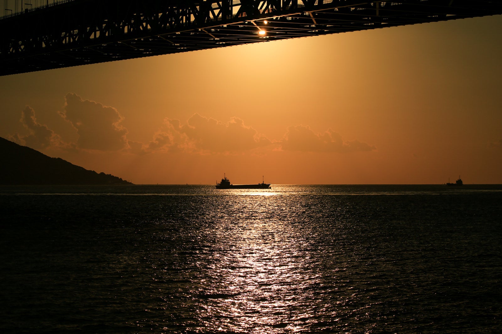 「レイライン上の船と夕暮れの空」の写真