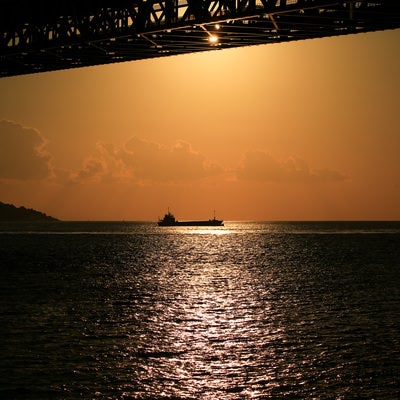 レイライン上の船と夕暮れの空の写真