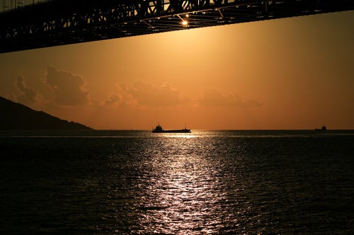 レイライン上の船と夕暮れの空の写真