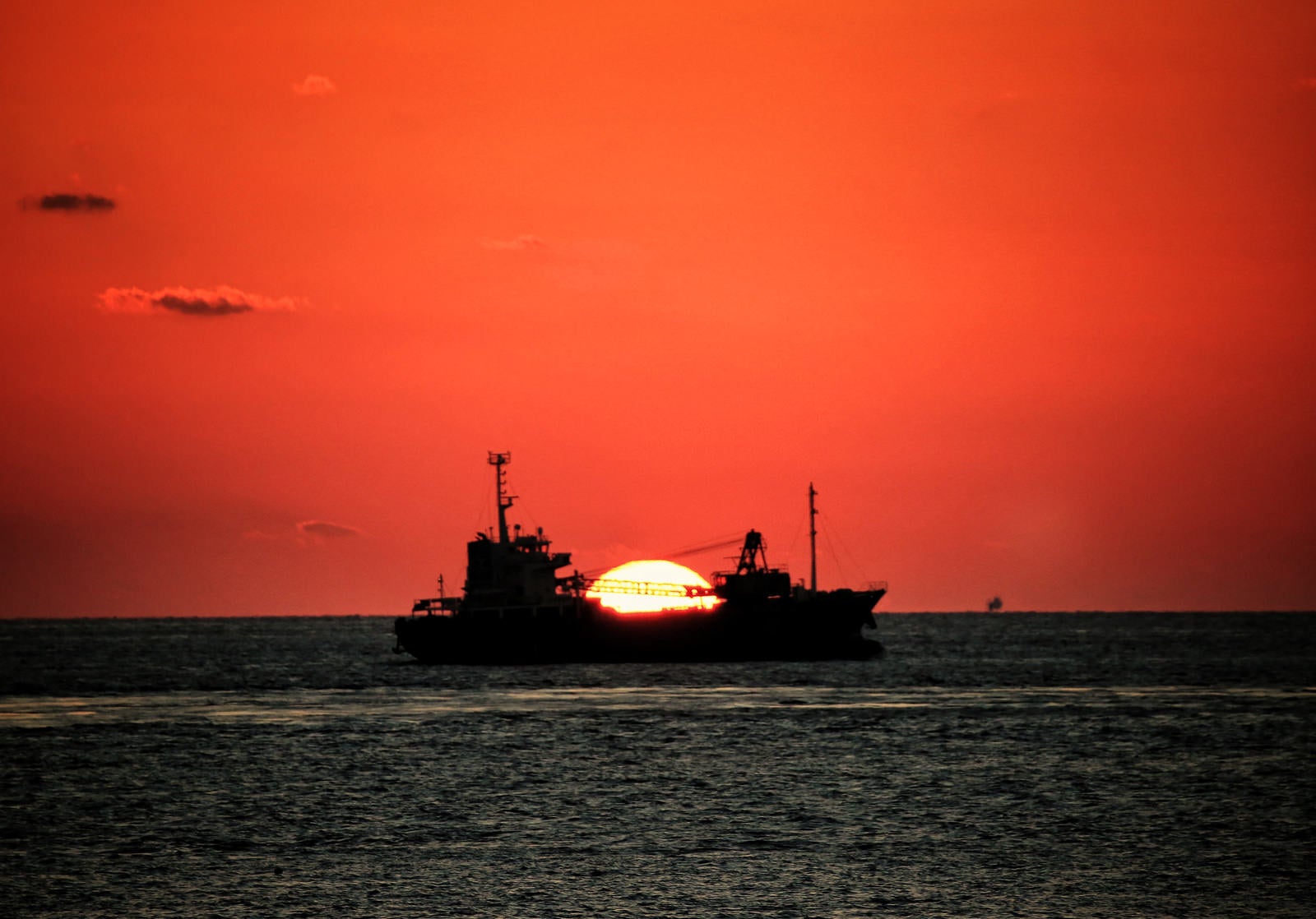 「赤く染まった夕暮れの空と夕陽」の写真