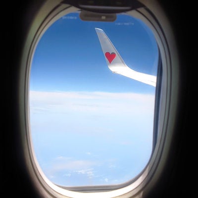 旅客機の窓から見たウィングレットのハートの写真