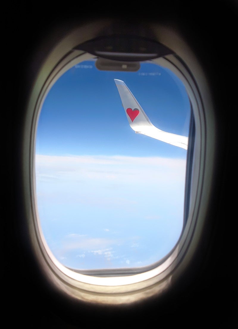 「旅客機の窓から見たウィングレットのハート」の写真