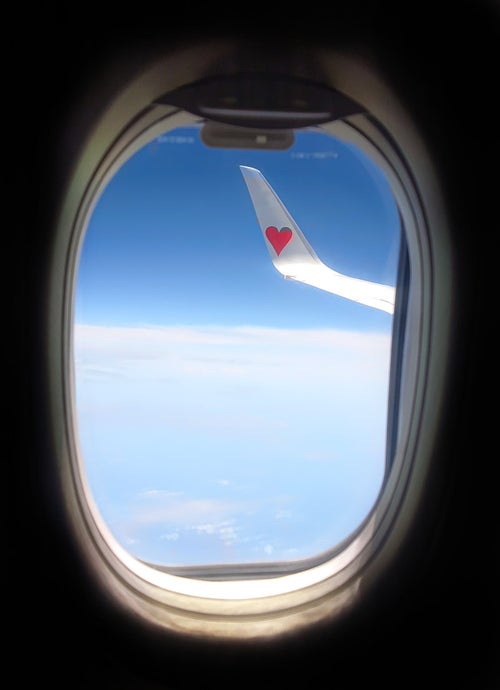 旅客機の窓から見たウィングレットのハートの写真