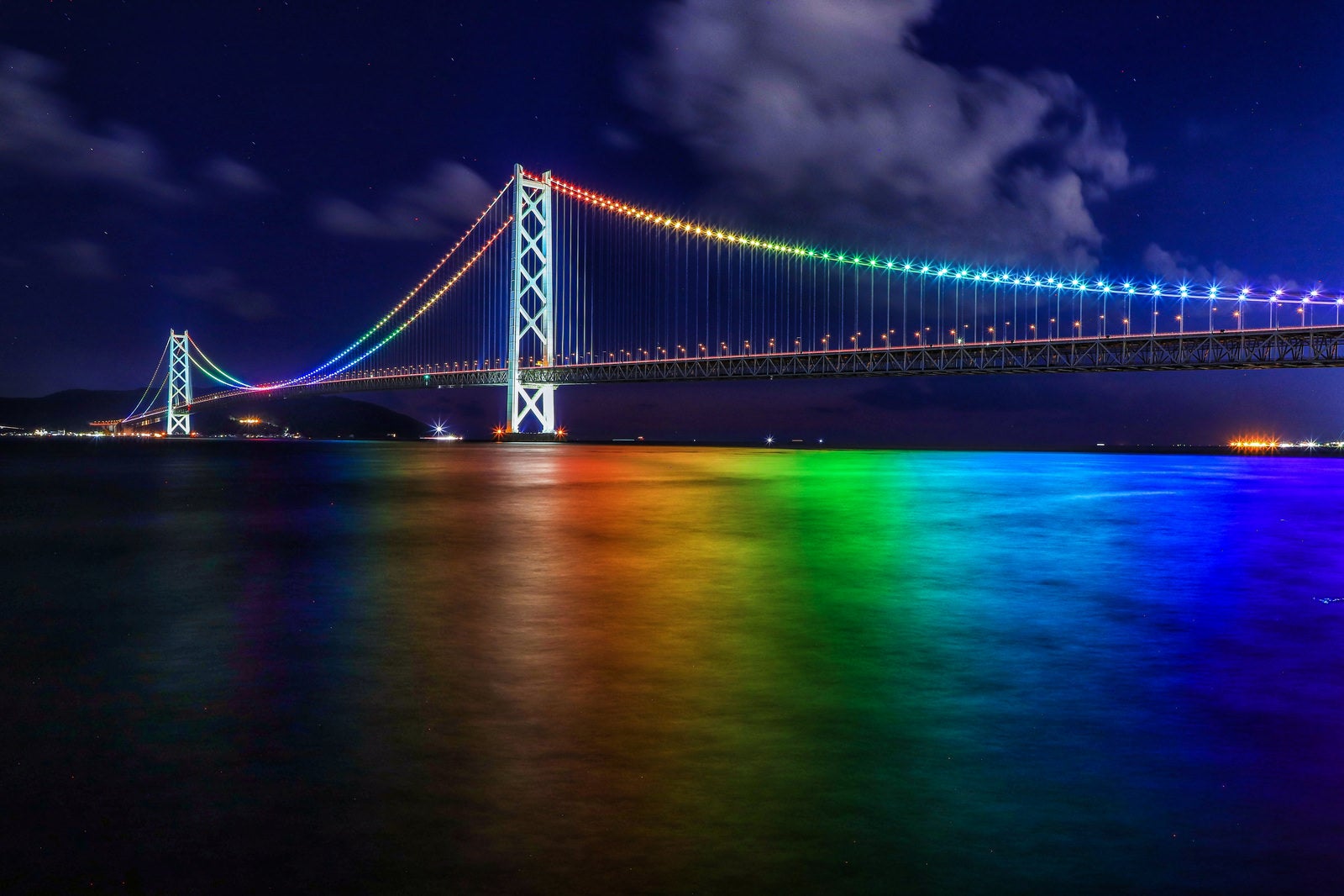 「虹色にライトアップされた明石海峡大橋」の写真