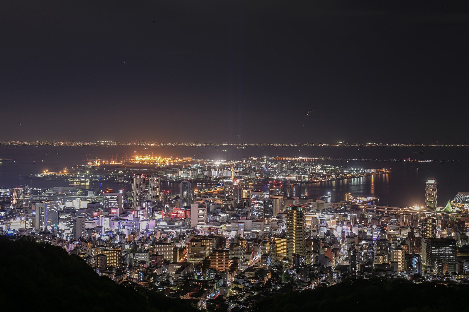 「遠くに見る都市の夜景と港」の写真