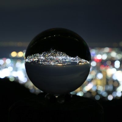 ガラス玉に映る反転した夜景の写真