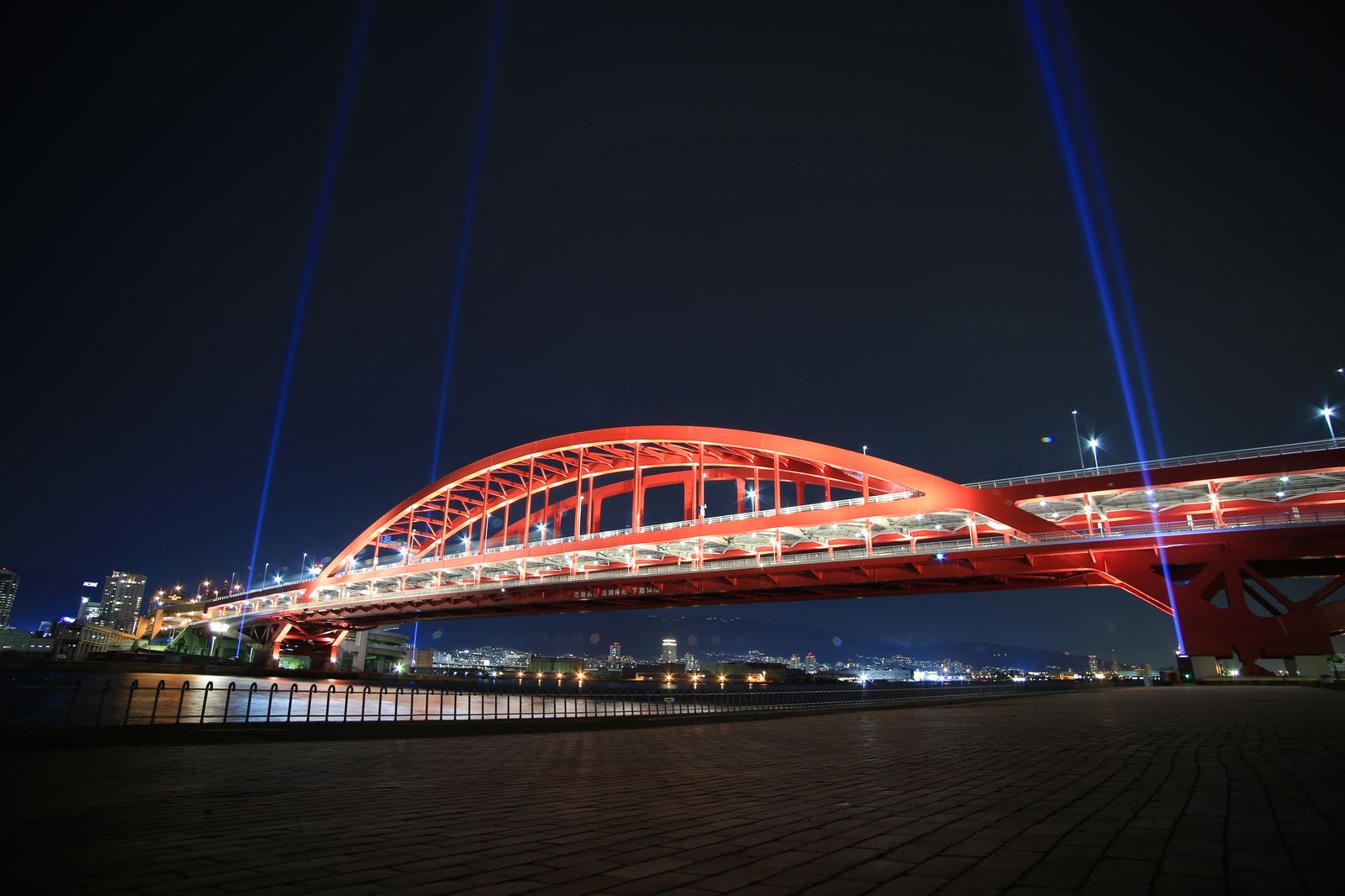 「ライトアップした神戸大橋と夜空に伸びるレーザービーム」の写真