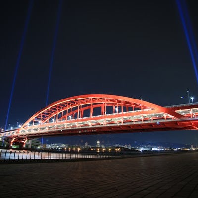 ライトアップした神戸大橋と夜空に伸びるレーザービームの写真