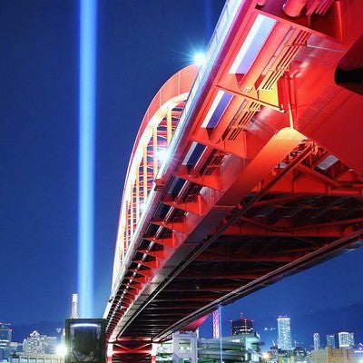 見上げた神戸大橋とレーザービームの写真