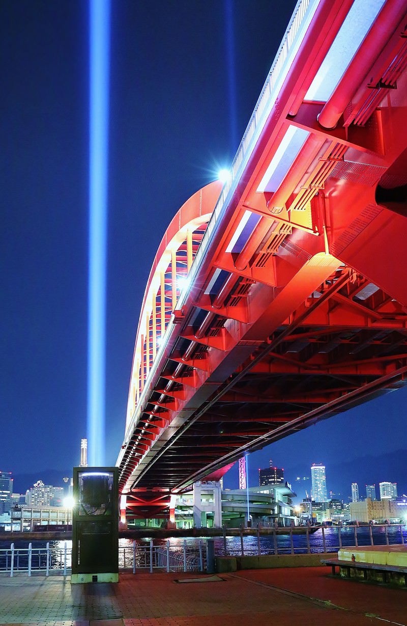 「見上げた神戸大橋とレーザービーム」の写真