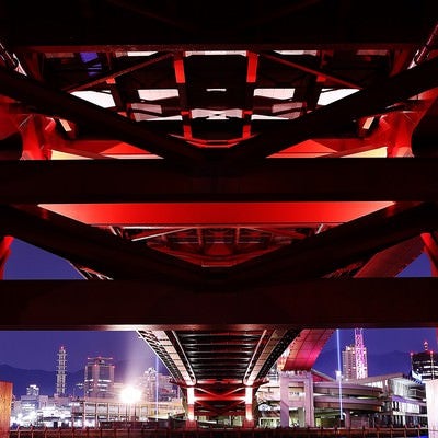 深夜の神戸大橋裏側の写真