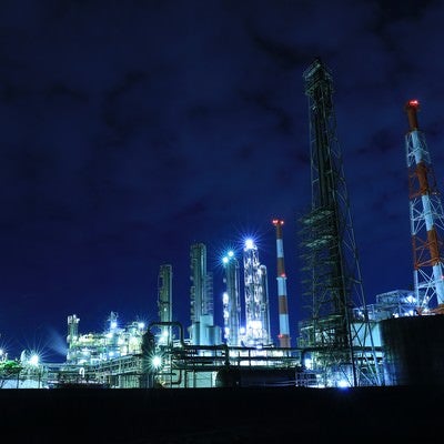 工場夜景と立ち並ぶ鉄塔の写真