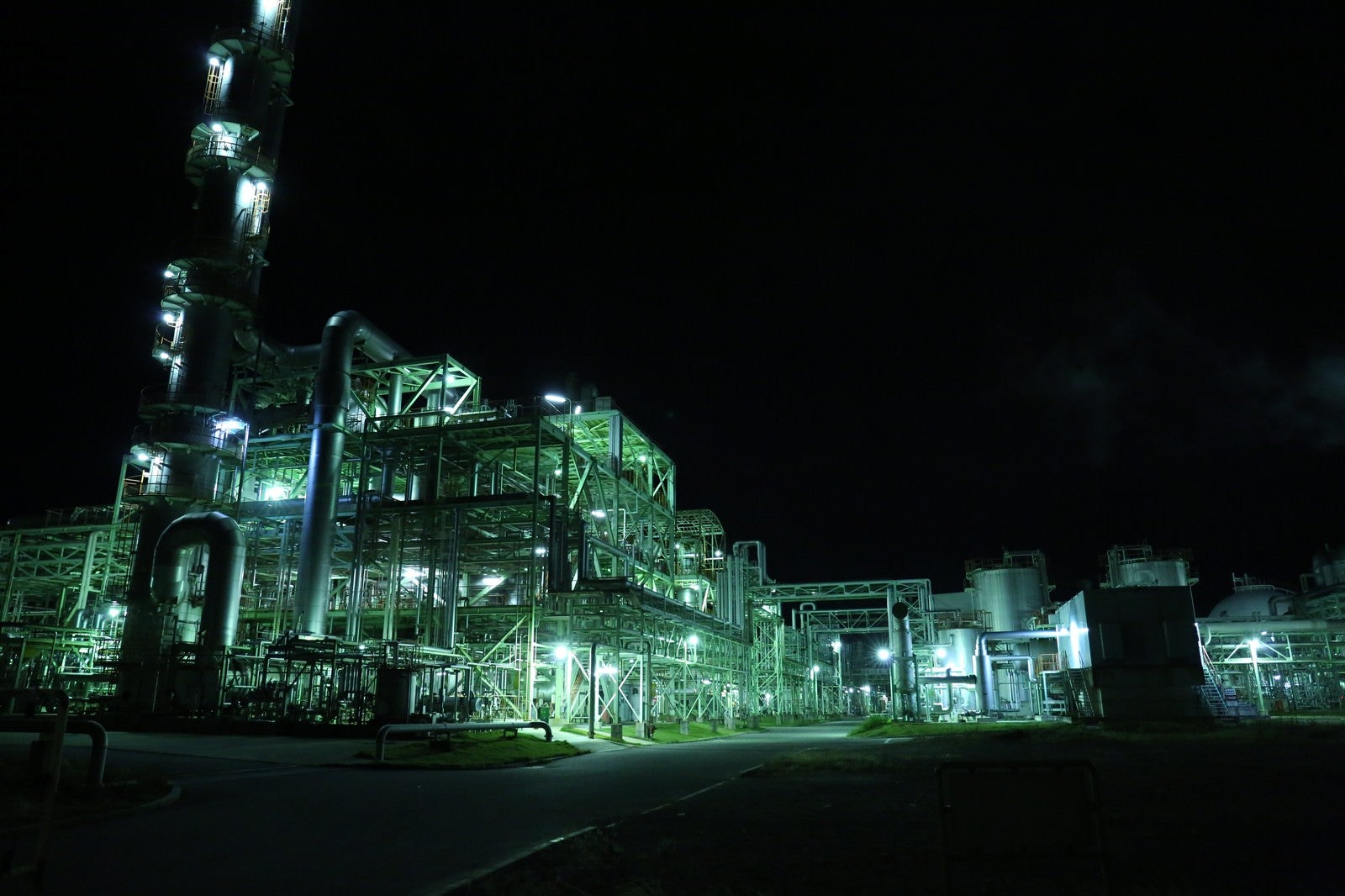 「緑色の明かり夜の工場」の写真