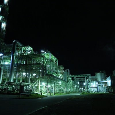 緑色の明かり夜の工場の写真