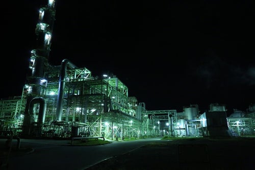 緑色の明かり夜の工場の写真