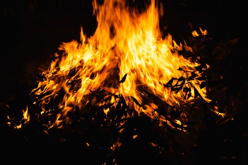 大炎上する供物の炎（門戸厄神）の写真