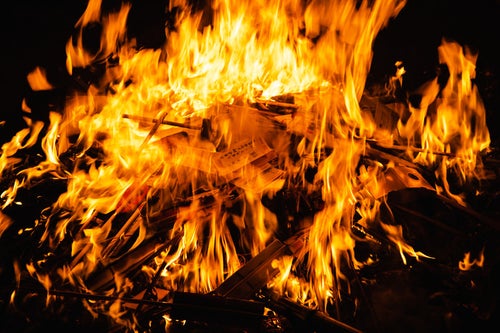 護摩の火中にある供物（門戸厄神）の写真